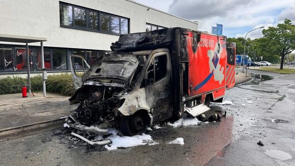 rettungswagen brennt aus: besatzung verhindert explosion