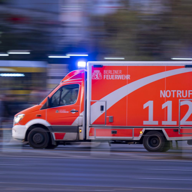 rettungswagen von menschenmenge gestoppt: berliner polizei verschwieg den vorfall