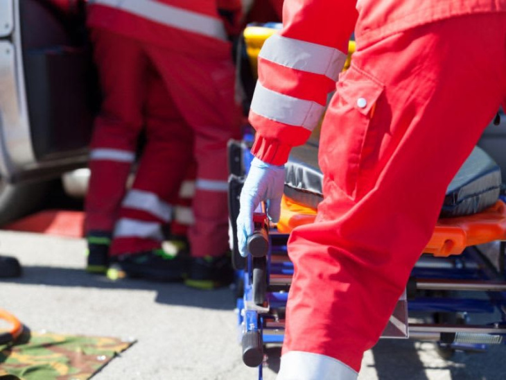 blaulichtreport für duisburg, 15.04.2024: dellviertel: zwei autofahrer nach kollision verletzt