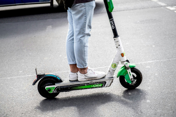 sicher unterwegs: regeln kennen - fahrt mit e-scooter kann sonst teuer werden