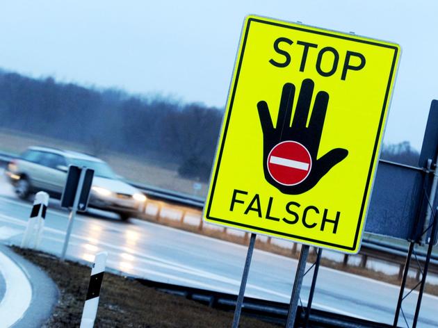 „geisterfahrer“ auf der autobahn unterwegs - weißer österreichischer kastenwagen gesucht