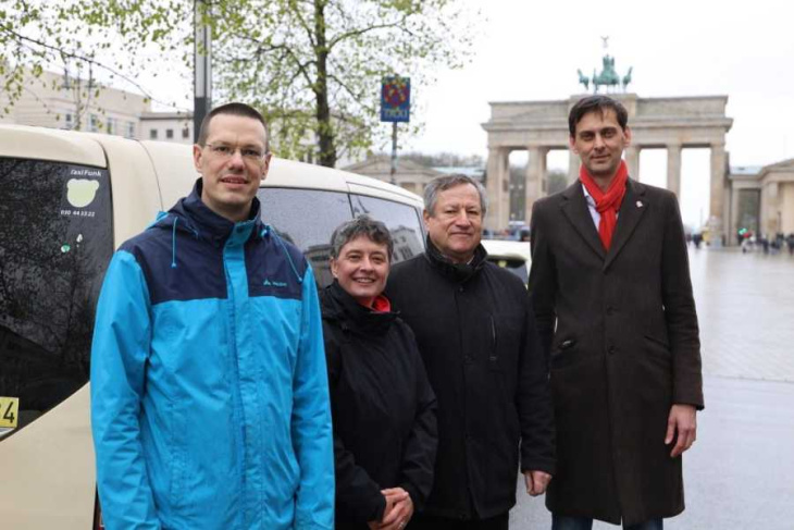 großeinsatz in berlin: zoll prüft taxi- und mietwagenbranche