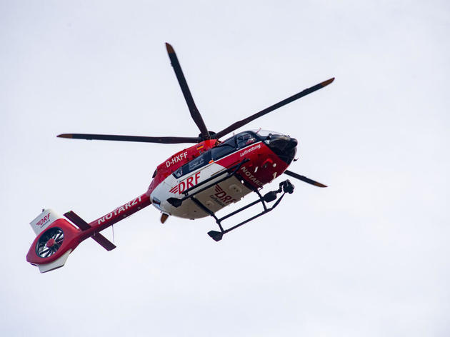 frontalcrash auf regennasser fahrbahn: 20-jähriger in auto eingeklemmt – rettungshelikopter im einsatz