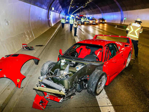 sportwagenfahrer (24) rast gegen tunnelwand – schaden geht in hunderttausende