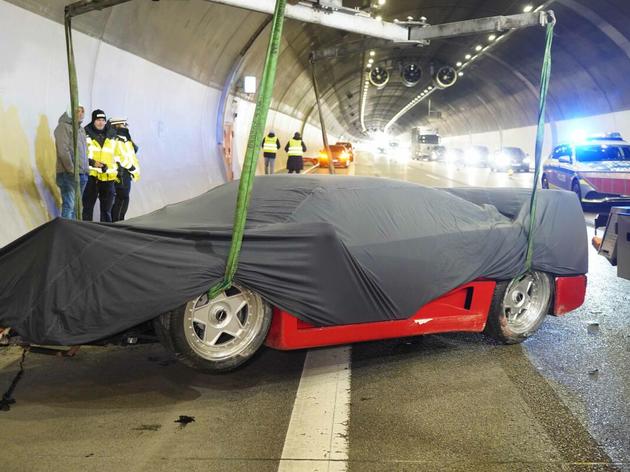 sportwagenfahrer (24) rast gegen tunnelwand – schaden geht in hunderttausende