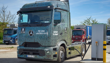 Mercedes-Benz Trucks lädt erstmals E-Lkw mit 1.000 kW