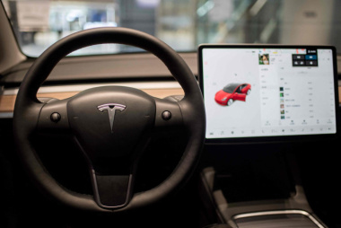Cockpit ohne Tasten und Knöpfe: Tesla schafft auch noch den Blinkerhebel ab