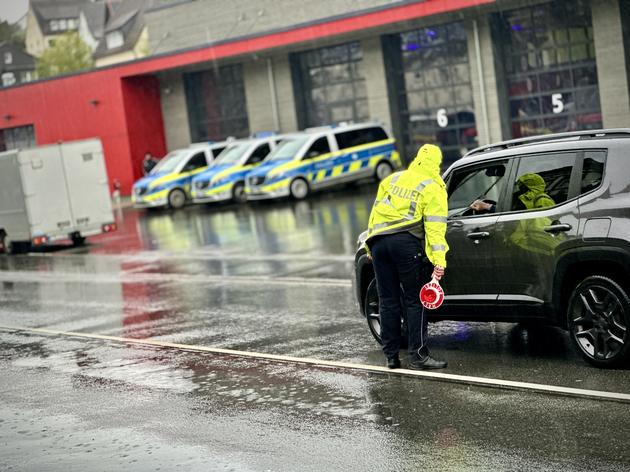 autofahrer rast mit 106 sachen durch den ort: polizei-großkontrolle am neuen feuerwehrhaus