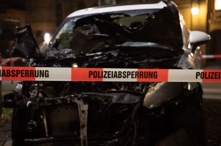 zwei autos in friedrichshain angezündet: polizei ermittelt