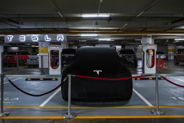Tesla kündigt mysteriöse günstige E-Autos an, Aktie steigt