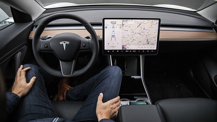 Tesla teilt seine Full-Self-Driving-Funktion