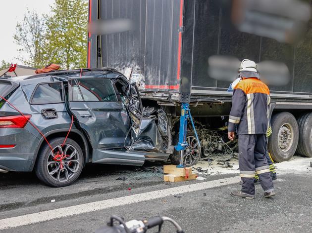 schwerer auffahrunfall auf a6 mit lkw: mann in lebensgefahr ‒ autobahn gesperrt