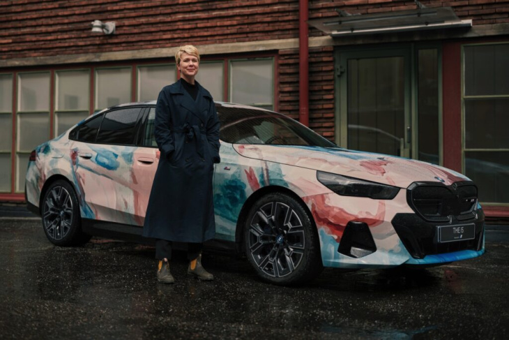 street art: bmw i5 art car von katrin westman in stockholm