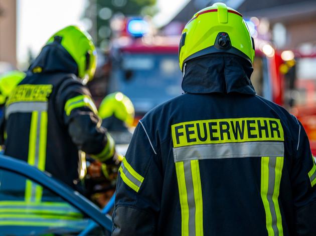 fahrzeugbrand auf der a8: wagen fängt kurz hinter irschenberg feuer – 12.000 euro schaden