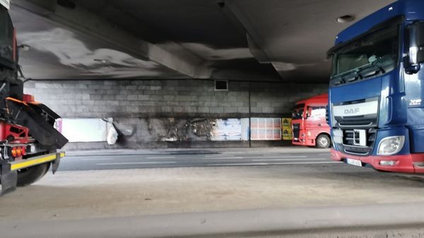 autos brannten unter a59-brücke in duisburg