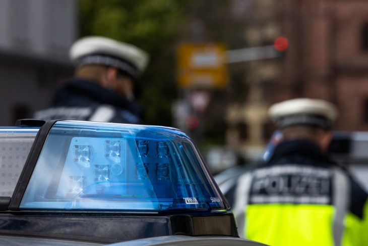 polizei stoppt auto: sieben kinder an bord