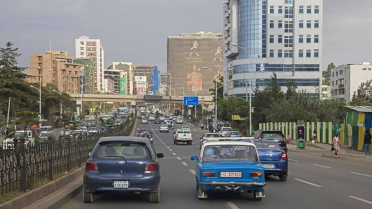 sensation in ostafrika: äthiopien verbannt verbrenner-autos