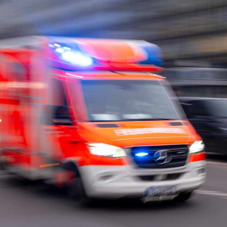 autos stoßen zusammen: zwei kinder bei unfall in berlin verletzt
