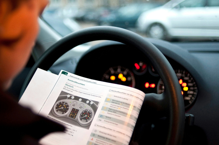 fünf kritische fälle: diese warnzeichen sollten autofahrer kennen – und sofort handeln