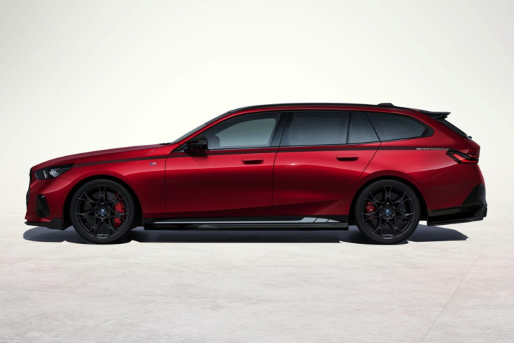 bmw 5er touring g61: i5 in fire red mit m performance-tuning