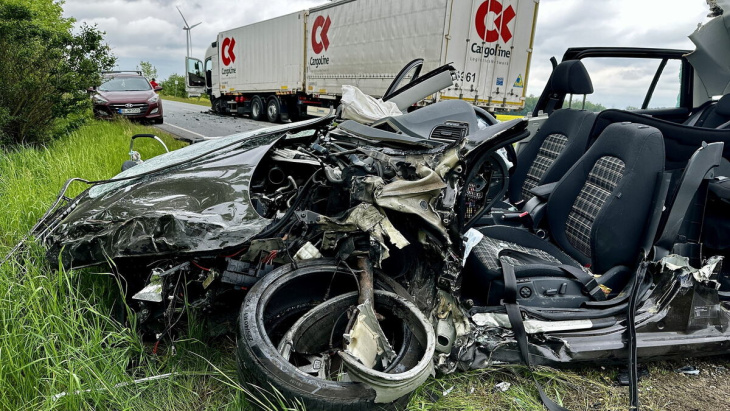 tragischer unfall: 34-jährige wird schwer verletzt, zwei kinder sind auch im auto