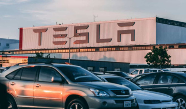 TV-Helikopter erfasst überfüllten Parkplatz bei der Tesla-Fabrik