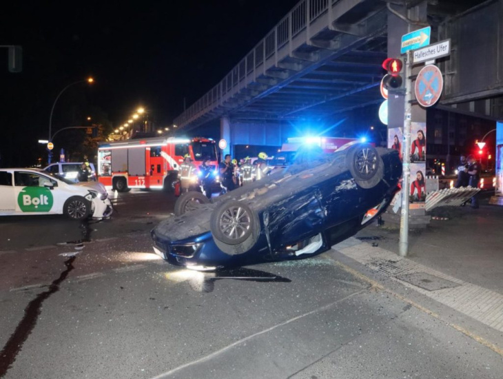 kreuzberg: heftiger taxi-crash – trümmer zeigen wucht des aufpralls