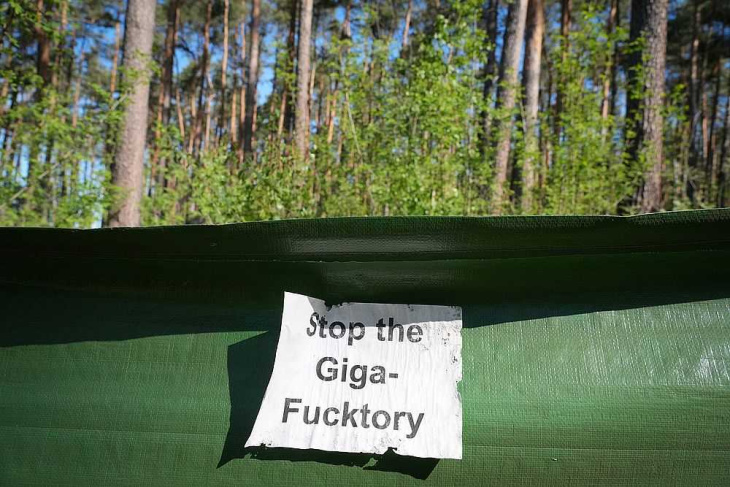 protest gegen tesla: waldbesetzer stellen sich auf sommer im camp ein