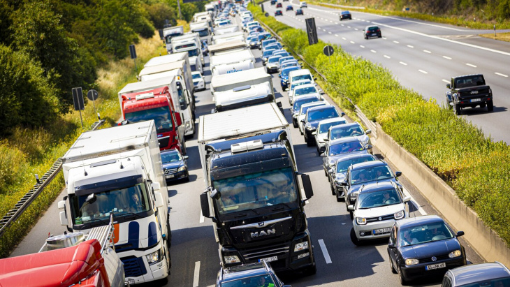 bei stau auf der autobahn aussteigen: ist das überhaupt erlaubt?