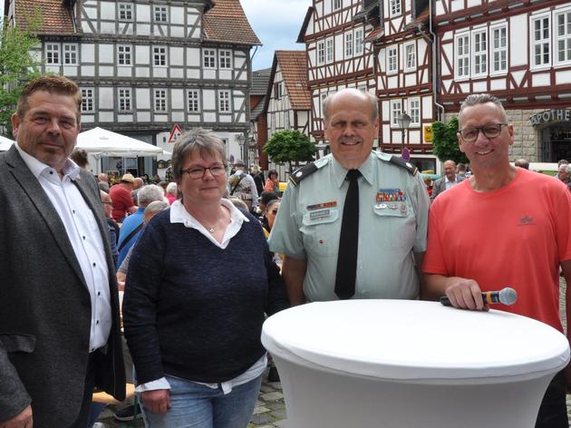 oldtimer-parade in spangenberg: auto-fans präsentierten ihre schätze auf marktplatz