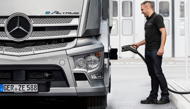 mercedes-benz trucks bietet ladesäulen für kunden-depots an