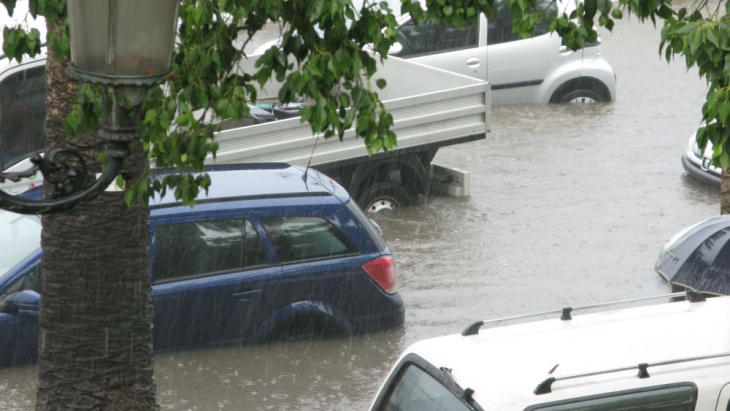 hochwasser, sturm, unwetter: wer zahlt für schäden am auto?