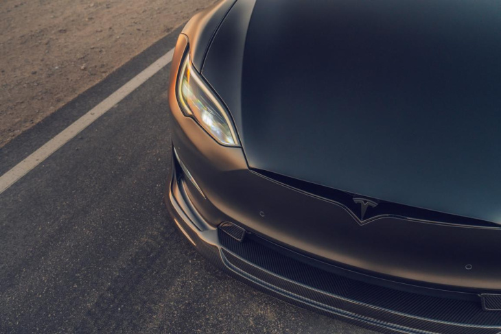 tesla model s „dark knight“ – das ultimative plaid-upgrade!