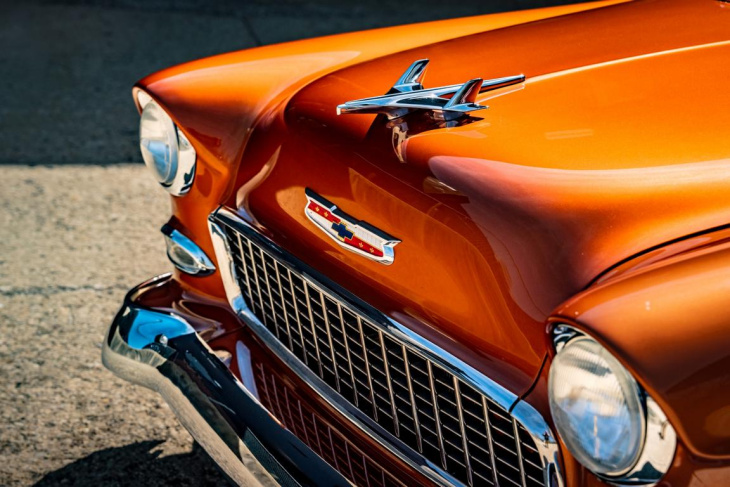 agent orange: ultimativer 1955er chevrolet 210 von roadster shop!