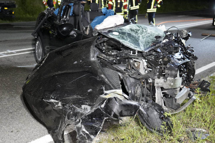 horror-crash auf bundesstraße: auto kracht in laster, fahrerin stirbt in wrack