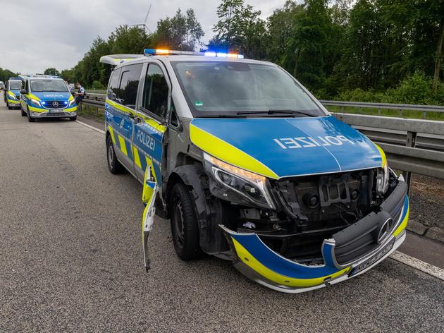 polizeiauto von lkw mitgeschleift – blaulicht-crash auf der a45