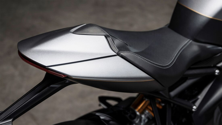 streng limitiert: 2024 triumph speed triple 1200 rr breitling edition