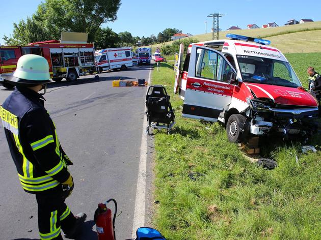 schwerer unfall mit krankenwagen fordert vier verletzte
