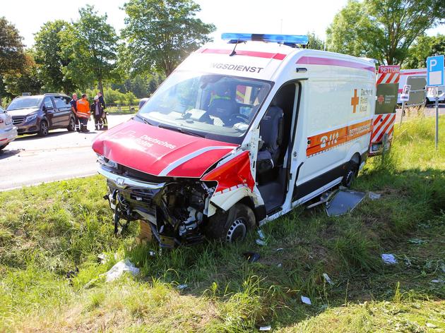 schwerer unfall mit krankenwagen fordert vier verletzte