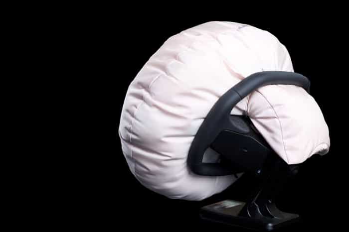 zf revolutioniert lenkräder mit integrierten bildschirmen und neu gestalteten airbags