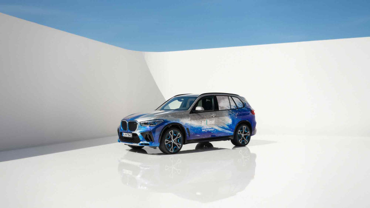 es devlins neues multimediales werk »surfacing«, in auftrag gegeben von bmw, wird auf der art basel in basel 2024 vorgestellt