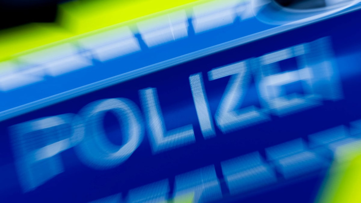 nach warnungen im netz: das sagt die polizei zu mysteriösem weißen auto