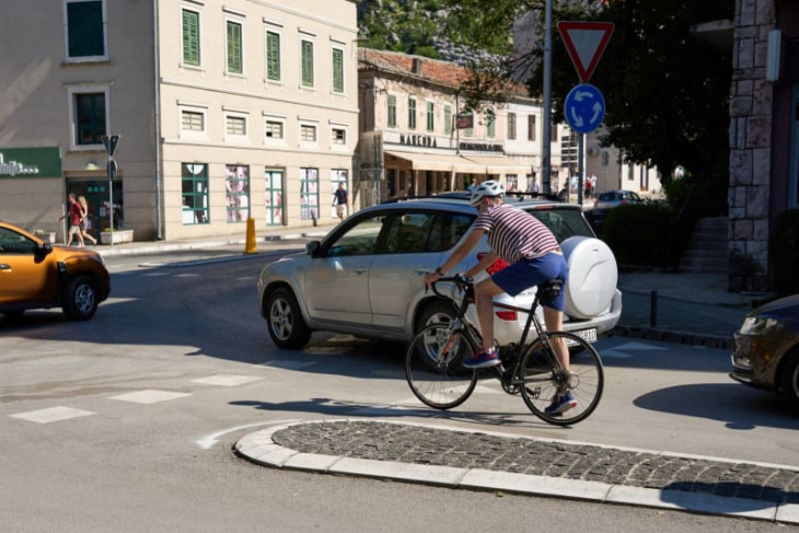 kreisel-chaos: fahrradfahrer noch viel dreister als autofahrer
