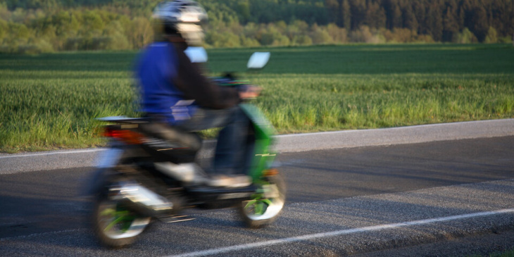 autolenker bremste mopedfahrer (16) mehrmals aus und filmte szenen