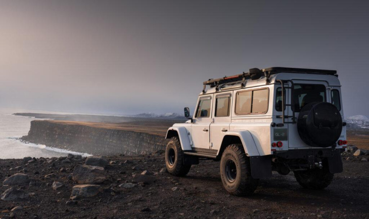 modernisierung des klassikers: led-rückleuchten für den land rover defender