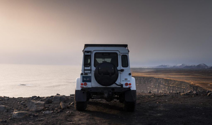 modernisierung des klassikers: led-rückleuchten für den land rover defender