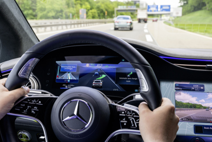 mercedes-benz führt automatischen spurwechsel ein – auch per ota-update