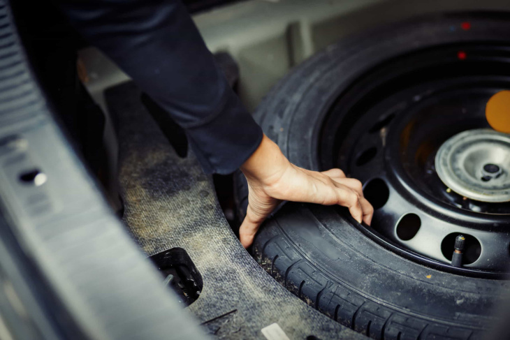 von ersatzrad bis teppich: diese dinge sollten sie immer im auto haben