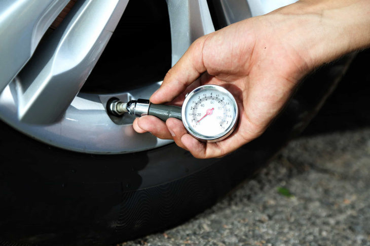 von ersatzrad bis teppich: diese dinge sollten sie immer im auto haben