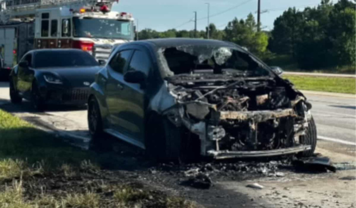 video zeigt den moment, in dem ein toyota gr corolla in brand gerät und innerhalb weniger minuten zerstört wird